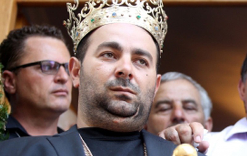SCANDAL CA LA UŞA CORTULUI între "Regii" ţiganilor