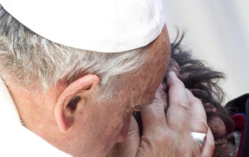 CEL MAI EMOŢIONANT MOMENT! PAPA FRANCISC sărută şi mângâie un OM GRAV BOLNAV! Imagini şocante!