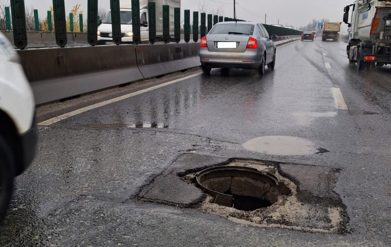 O groapă uriașă a fost lăsată nesemnalizată pe Centura București: „Plătim pentru a ne distruge jantele”