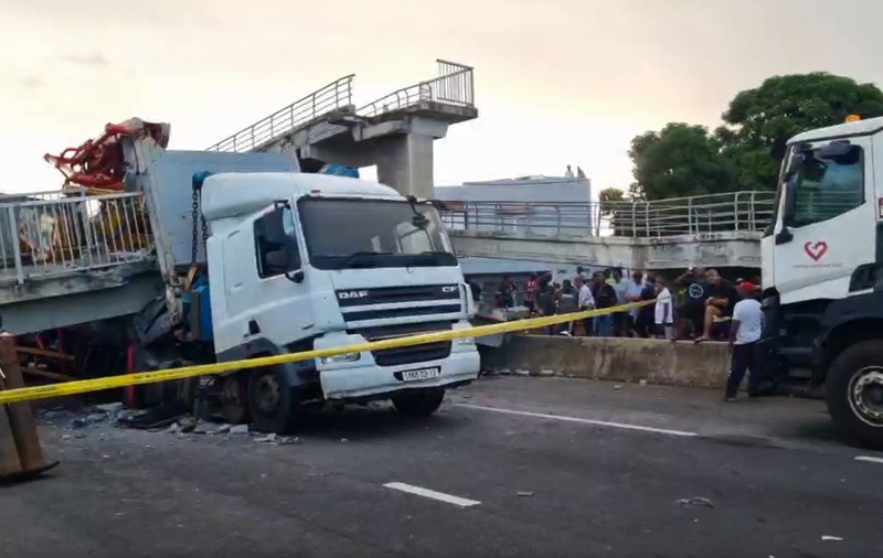 Un TIR care transporta utilaje de construcții a dărâmat o pasarelă pietonală, în Mauritius, paradisul vacanțelor | VIDEO