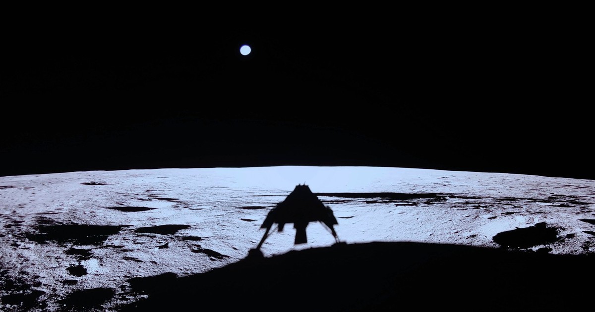 Umbra navetei lunare private Blue Ghost este văzută pe suprafața Lunii după ce a aselenizat duminică, 2 martie 2025