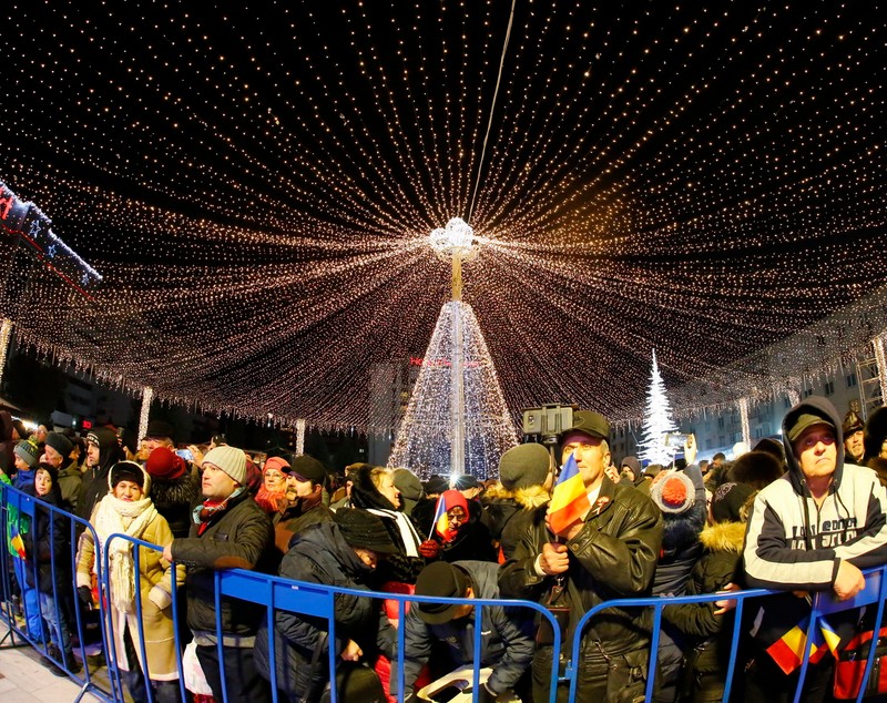 GALERIE FOTO/ Și la Buzău a fost inaugurat iluminatul festiv și s-a deschis oficial Târgul de Crăciun