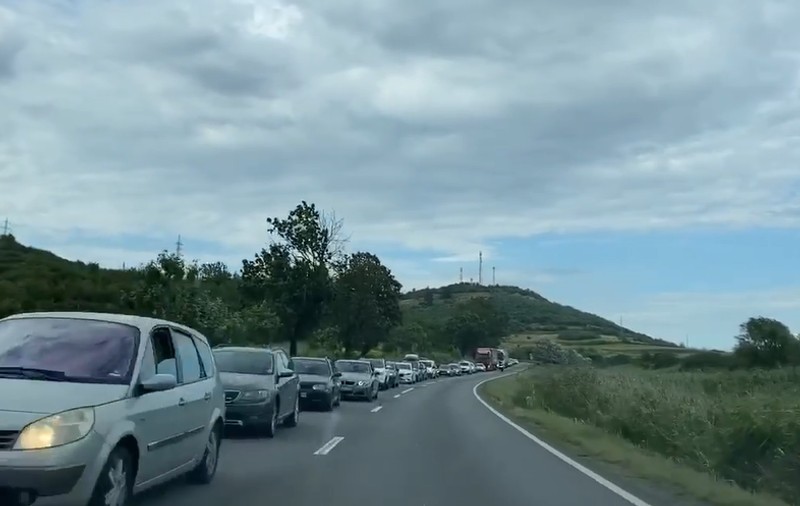 Coloane de maşini pe DN 1 - Valea Prahovei şi pe DN 39 Constanţa - Vama Veche. Se circulă bară la bară