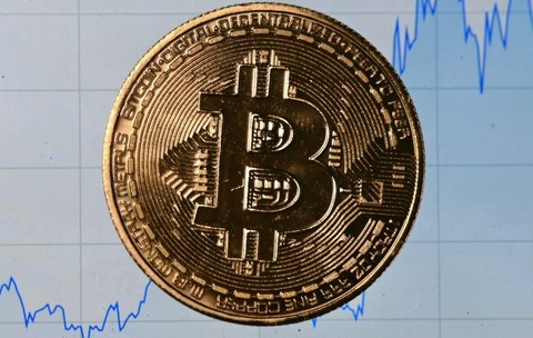 Un tânăr cu doar opt clase a reușit să fure 245.000.000 de dolari în bitcoin și a făcut cheltuieli nebunești. Sursă foto: Profimedia.