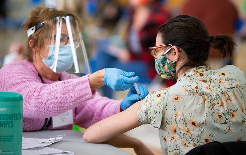 Peste 55.000 de persoane, vaccinate anti-COVID în ultimele 24 de ore
