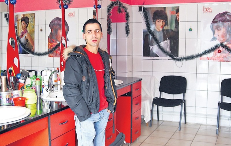 Abandonat şi crescut într-o casă de copii, Răzvan a ajuns patronul unei frizerii