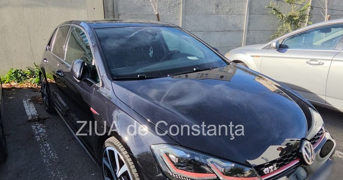 O mașină Volkswagen Golf neagră, într-o parcare din Constanța, după ce un preot nervos în trafic a lovit cu pumnul în ea, 30 octombrie 2025