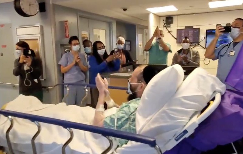 VIDEO | Surpriză la externare, pentru un bărbat care a stat aproape o jumătate de an la Terapie Intensivă din cauza COVID. Ce i-au pregătit medicii și asistentele