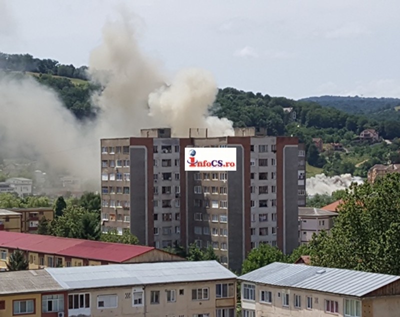 Incendiu violent în Reșița. Un cartier întreg, acoperit de fum