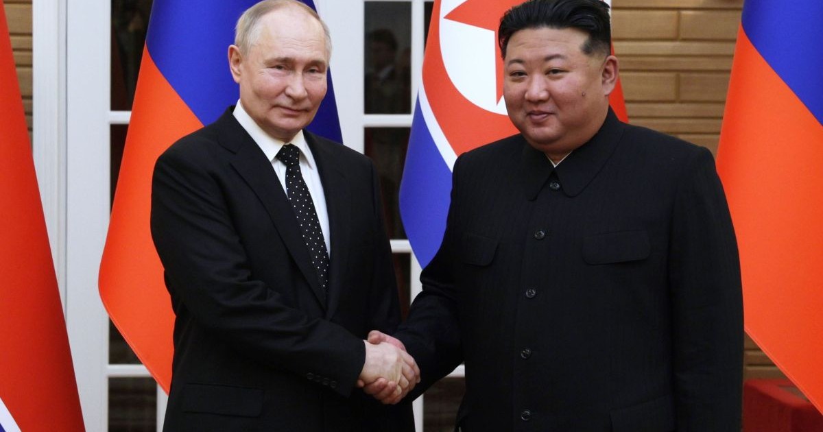 Vladimir Putin și Kim Jong Un dau mâna, la întâlnirea oficială din Coreea de Nord, 19 iunie 2024