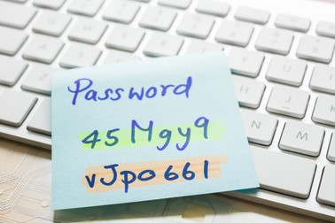 Dacă trebuie să-ți scrii parolele, păstrează-le departe de computer