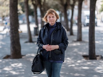 Marcela, 57 de ani, lucrează ca badantă în orașul Lecce, unde îngrijește o bătrână de 96 de ani. Fotografia a fost făcută în parcul din oraș unde se întâlnesc badantele în orele lor libere. Italia, mai 2022