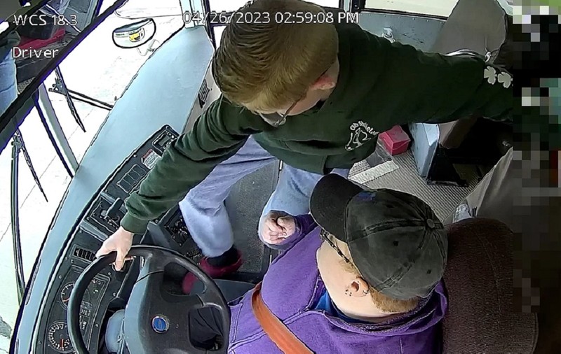 Un elev de 13 ani a pus mâna pe volan și a oprit autobuzul în care erau 60 de elevi, după ce șoferița a leșinat, pe un drum din Michigan. VIDEO