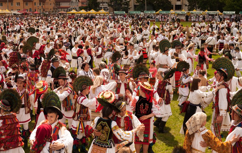 Paradă inedită la Năsăud! Peste 5.000 de oameni s-au îmbrăcat în costume populare