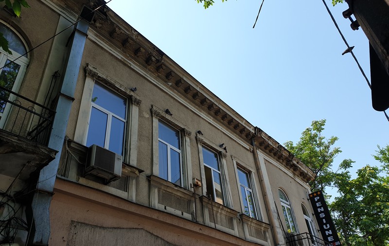 Caz șocant în București! Un bărbat a amenințat că se aruncă de la balcon cu copilul său de 3 ani în brațe
