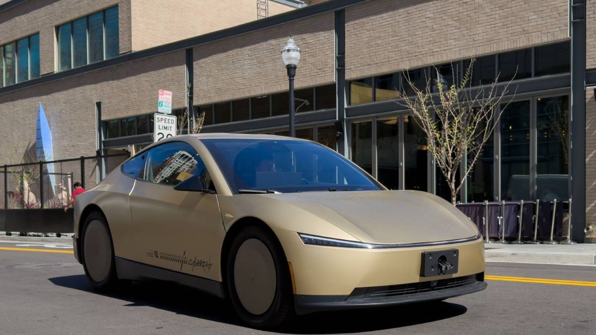 Tesla Robotaxi Cybercab, aurit mat, pe șosea