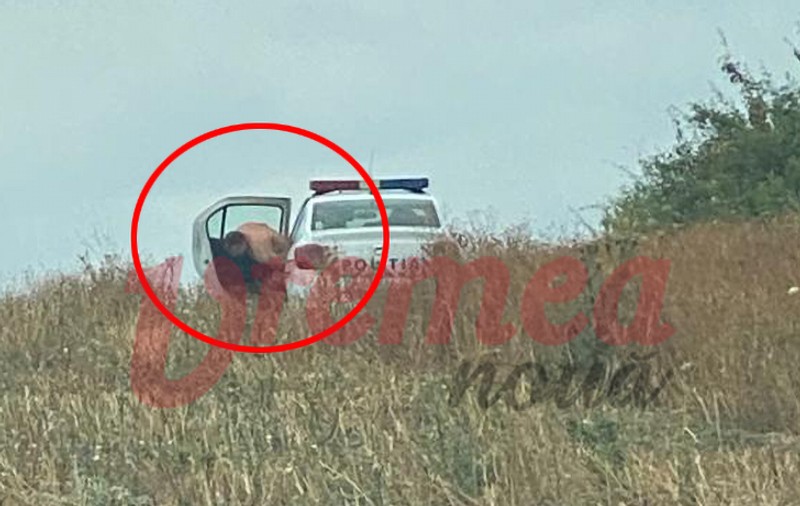 Comisar-șef din cadrul IPJ Vaslui fotografiat gol lângă mașina poliției, după ce făcuse sex
