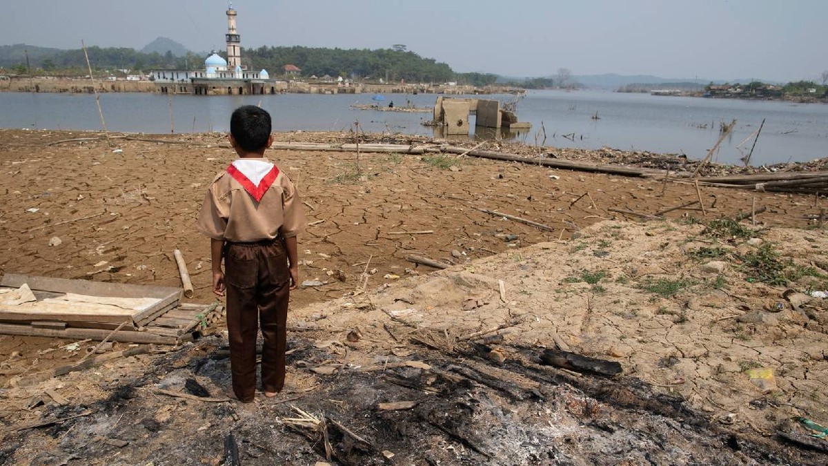 Ziduri expuse, foste drumuri și fundații de case din satul Somang sunt vizibile sub apele în retragere ale barajului Karian din Lebak, Banten, Indonezia, pe 12 august 2026.