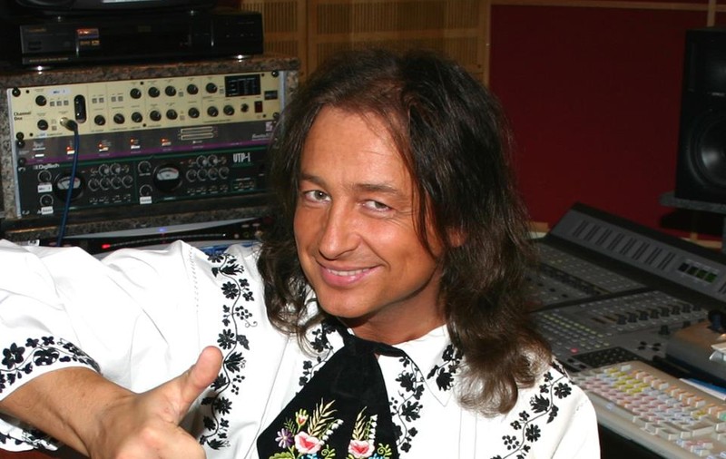 Manfred Michael Seiler, unul dintre copiii preferați de Ceaușescu la spectacole, își lansează primul album în România. Cântărețul trăiește în Germania din 1985