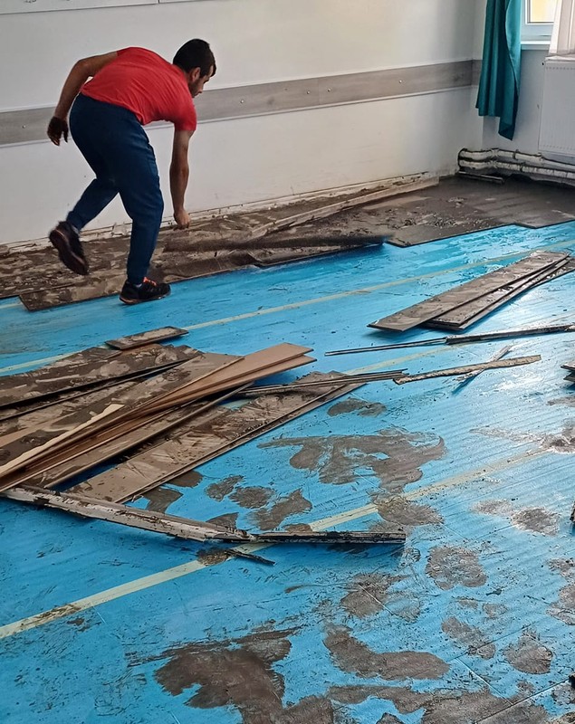 Imaginea cu băiețelul de 7 ani care s-a dus să curețe școala acoperită cu noroi, după inundații, la Cudalbi, în Galați, a devenit virală