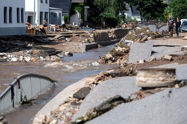 Un drum din orașul Bad Münstereifel, complet distrus de puhoaie | Foto: Profimedia