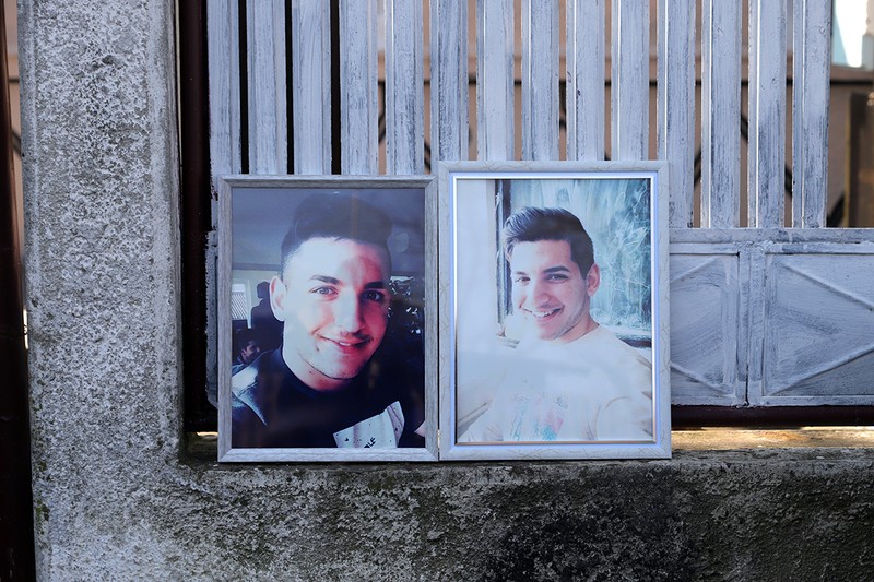 Ana Danciu, verișoara lui Vili, a scos la poarta casei fotografii înrămate cu tânărul ucis în atacul din Hanau