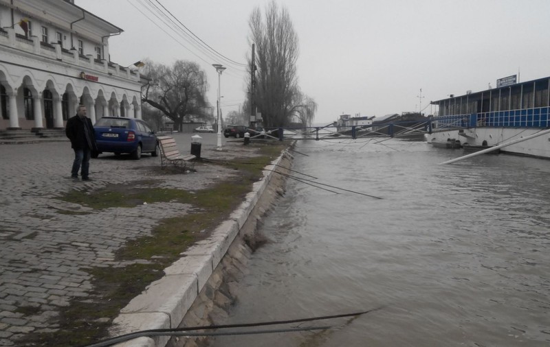 Dunărea a atins cota de inundaţie la Brăila. Probleme și pe faleza din Tulcea