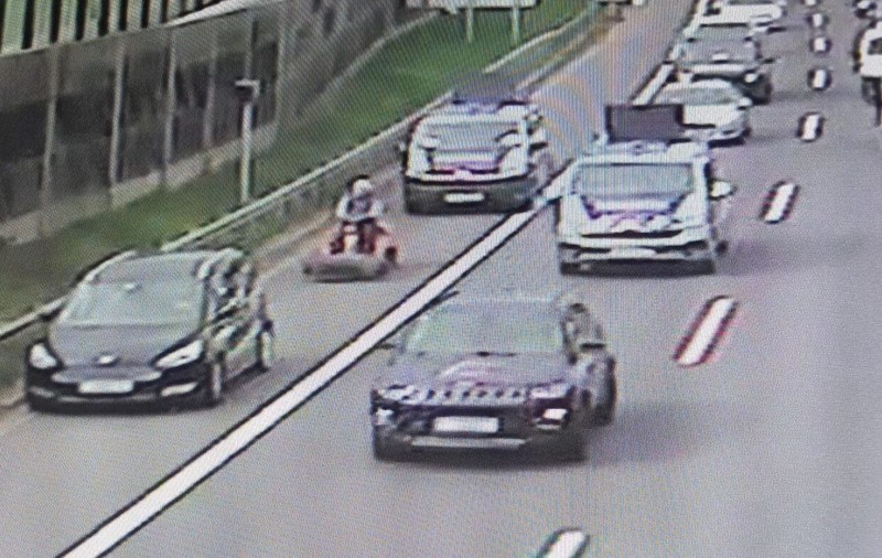Un bătrân de 84 de ani a fost filmat la volanul unei mașini de tuns iarba, pe o autostradă din Austria