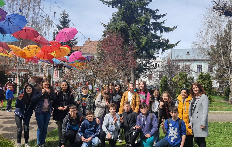 Cum îi învață o profesoară din județul Mureș pe elevii săi să fie lideri: „Mulți au părinții plecați în străinătate și vreau să-i fac mândri de copiii lor”