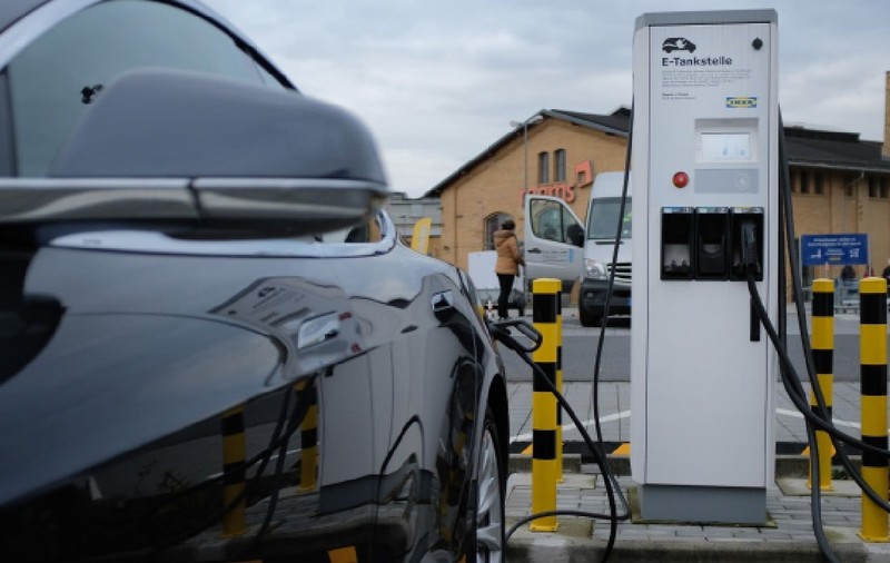 Firmele pot pierde bani dacă refuză mașinile electrice din motive greșite. Miturile care schimbă calculul unei flote