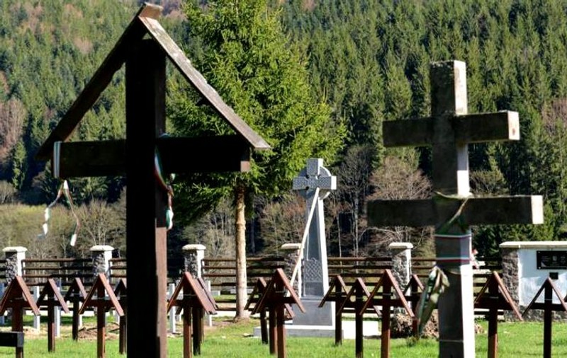 MApN solicită Guvernului, printr-un memorandum, preluarea cimitirului din Valea Uzului. "Sunt înhumaţi militari de mai multe naţionalităţi"