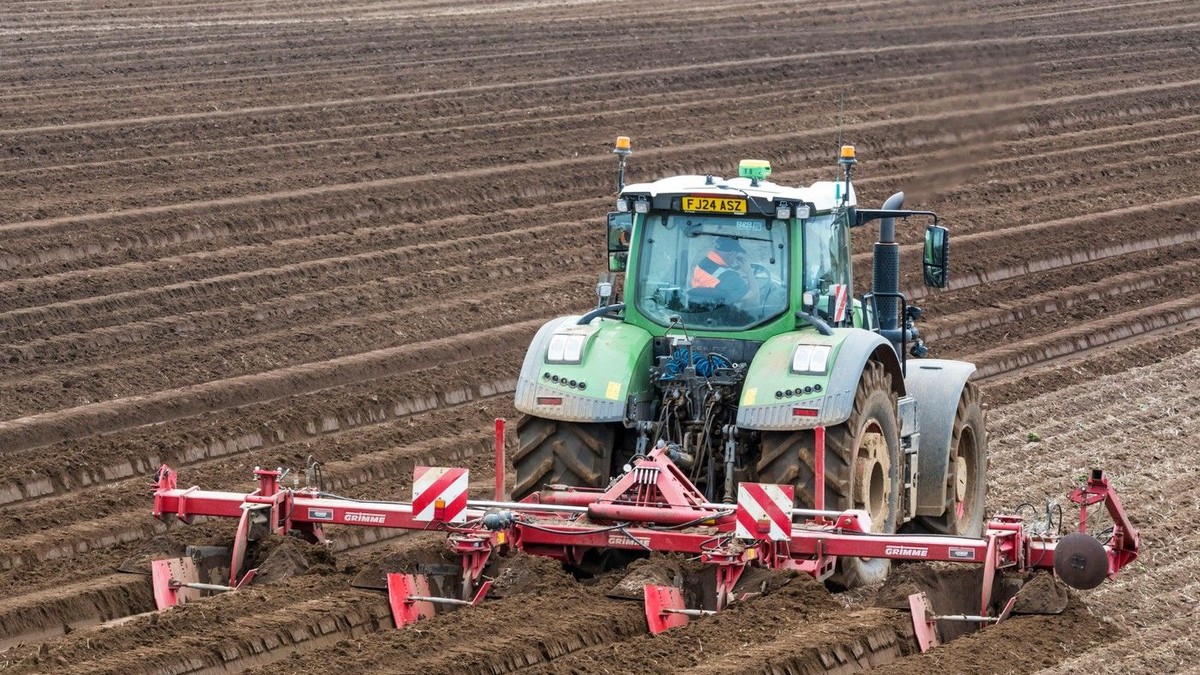 Un tractor John Deere lucrând pe câmp. Foto: Profimedia