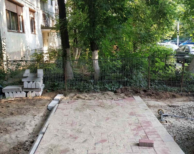 Primăria Sectorului 3 a început asfaltarea spațiului verde (FOTO)