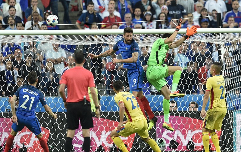 Euro 2016. Duelul ”Tătă” - Giroud, analizat la sânge. Crăciunescu n-ar fi dat fault în atac, Panduru spune că portarul putea face mai mult! / VIDEO