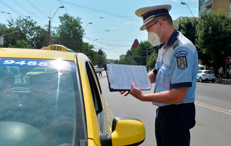 Migrant prins de polițiști mergând pe jos pe banda de urgență a Autostrăzii București - Pitești