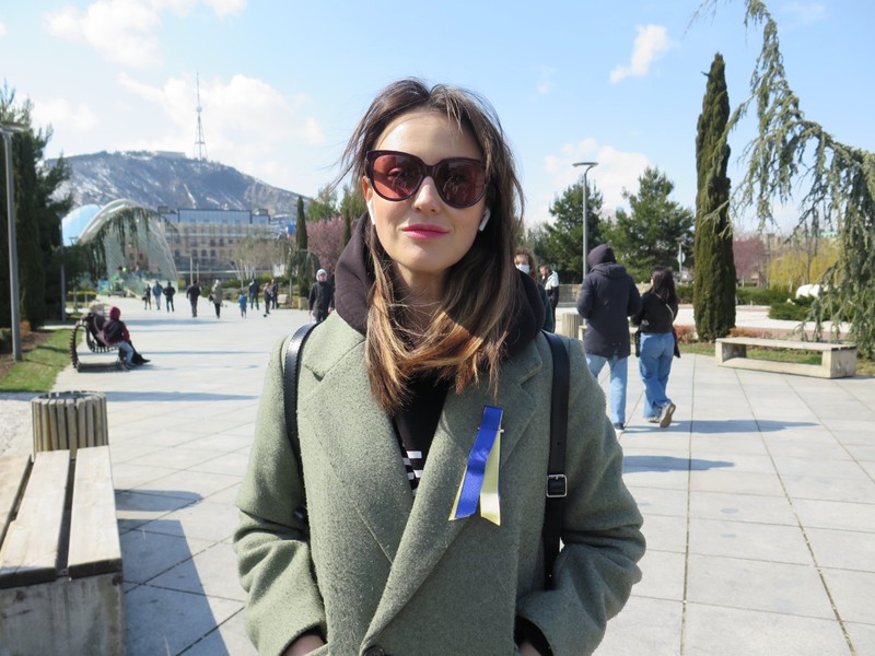 Vika, în fața Podului Păcii din Tbilisi