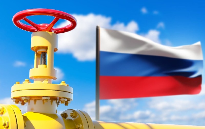 Conductă galbenă cu supapă pentru import. Export de gaze din Rusia. Pe fundal de observă și steagul Rusiei