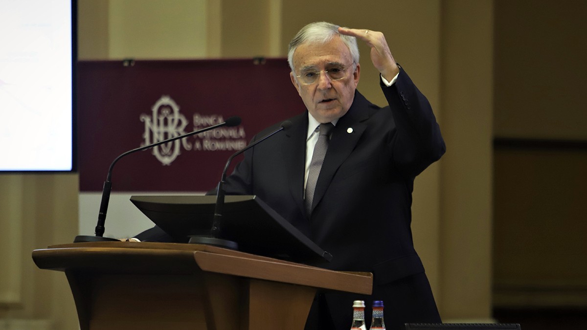 Guvernatorul BNR Mugur Isărescu gesticulând