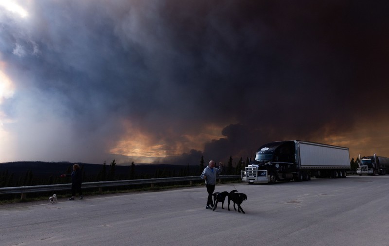 Fumul de la incendiile din Canada a ajuns până în Europa. „Cer încețoșat și apusuri de soare roșii”