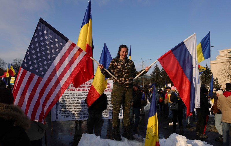 Susținătoare ale lui Călin Georgescu s-au dus fără frică în Piața Victoriei cu steagul Rusiei, pe care era desenată litera Z