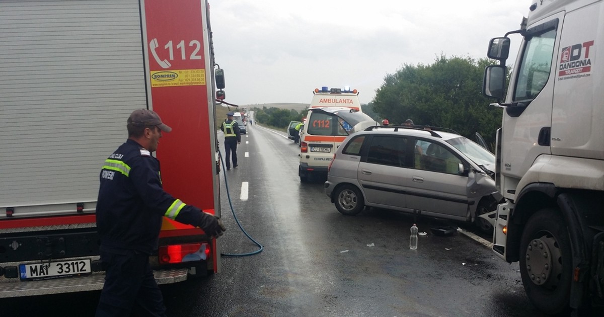 Ce este planul roșu de intervenție - Imagine cu o salvare şi o masină de descarcerare care intervin la un accident rutier