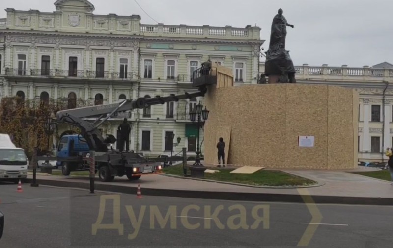 Ucrainenii pregătesc înlăturarea statuii Ecaterinei a II-a din Odesa. Inițial, primarul s-a opus demolării, iar Zelenski a cerut să fie verificat