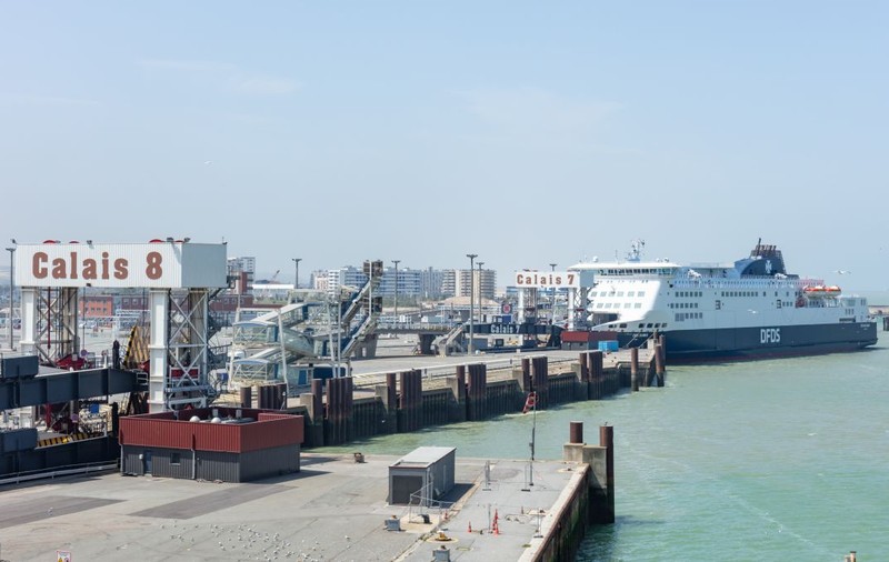 Doi români au fost arestați pentru că transportau migranți într-un camion frigorific. Oamenii găsiți în container erau în hipotermie!