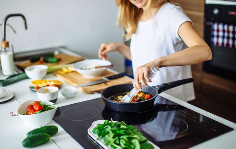 Ce să mănânci acasă și să nu te îngrași. Alimente recomandate și 12 sfaturi importante oferite de un nutriționist