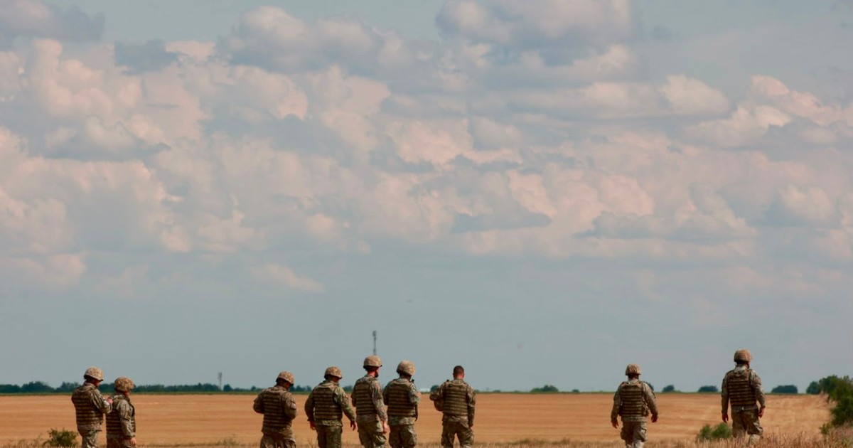 Militari în locul în care a fost doborâtă drona din Buzău.