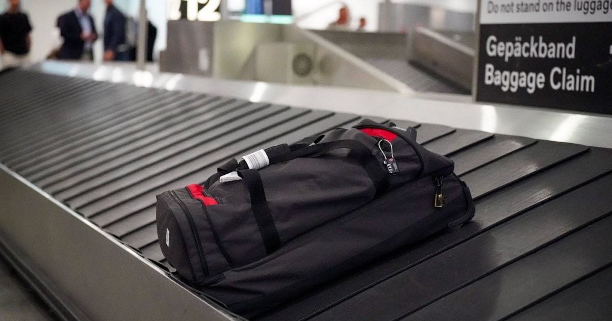 O geantă de voiaj circulă pe o bandă pentru bagaje în zona de sosiri a Aeroportului Zurich, Elveția, 21 mai 2026