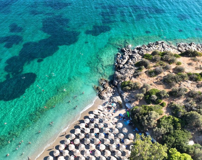 Locația din Grecia care arată ca Santorini, dar este mult mai ieftin. Paradisul ascuns cu plaje de aur unde trebuie să ajungi în 2026