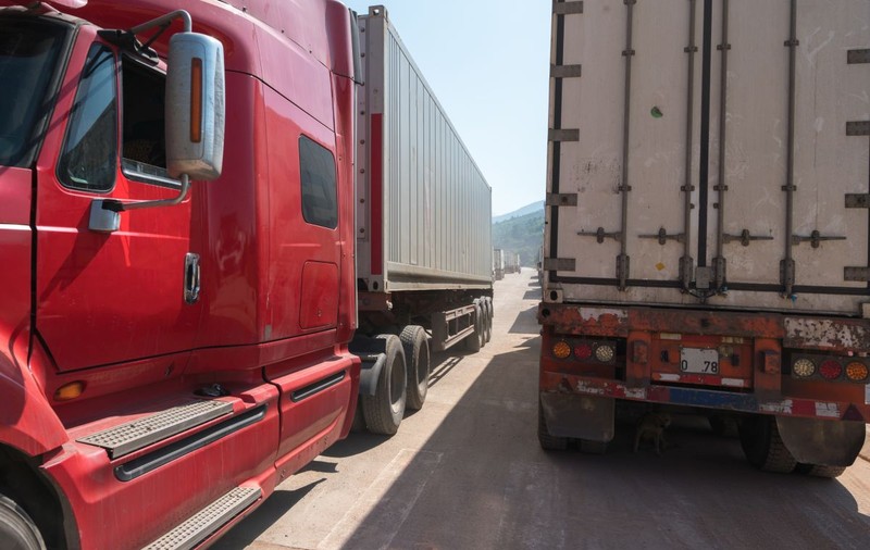 Șofer român de TIR, amendat cu peste 2 milioane de euro în Franța. Ce au găsit polițiștii în camionul bărbatului