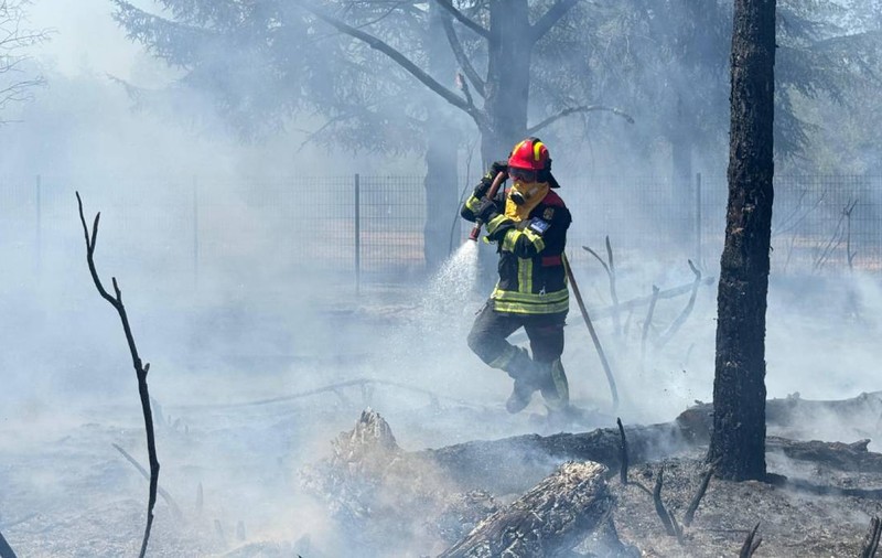 Pompierii români, la datorie în Franța pentru stingerea unui incendiu. Salvatorii au protejat un camping turistic