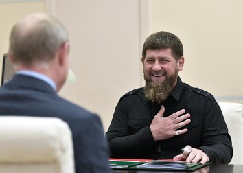 Putin, cu spatele, și Kadîrov, la o întâlnire din 2019. Foto: EPA